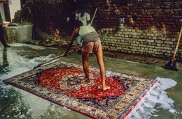 Agra;-Bricks;-Brush;-Carpet;-Crafts;-Craftsman;-Craftsmanship;-Foam;-Fringes;-Hand-knotted-carpet;-India;-Kaleidos;-Kaleidos-images;-La-parole-à-limage;-Medallion;-Stories-Pictures;-Tarek-Charara;-Uttar-Pradesh;-Washing;-Workshop